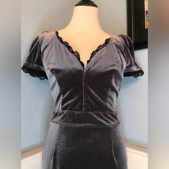 Pinup Girl Laura Byrnes Lilith Velvet Wiggle Dress in Charcoal Sz M NWT - Picture 2 of 8
